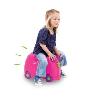 kind-mit-laessig-kinderkoffer